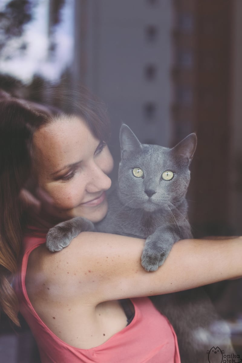 kobieta z kotem - koci behawiorysta